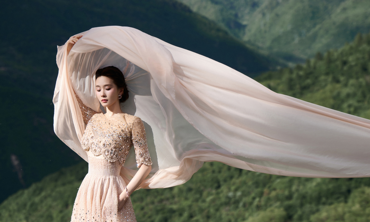 Lưu Thi Thi catwalk giữa thung lũng Cửu Trại Câu: Khoảnh khắc thanh tao giữa thiên nhiên hùng vĩ - hình ảnh - playabc8.com Lưu Thi Thi catwalk giữa thung lũng Cửu Trại Câu: Khoảnh khắc thanh tao giữa thiên nhiên hùng vĩ - hình ảnh - playabc8.com