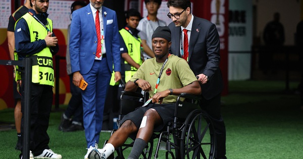 Tiền đạo Canada xuất hiện trên xe lăn sau chấn thương kinh hoàng, FIFA phạt nguội cực nặng sao Qatar - hình ảnh - playabc8.com
