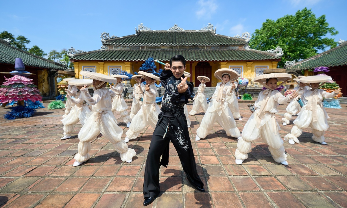 Mono đưa nét Huế vào MV ‘Công tử văn thơ’: góc nhìn mới cho người chơi Việt - hình ảnh - playabc8.com Mono đưa nét Huế vào MV ‘Công tử văn thơ’: góc nhìn mới cho người chơi Việt - hình ảnh - playabc8.com