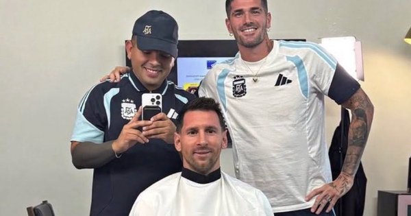 Đối thủ của vợ Messi lại gây sốt: Đi cắt tóc cũng không rời thủ quân Argentina nửa bước - hình ảnh - playabc8.com