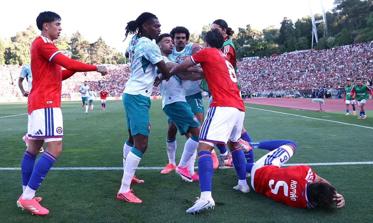 Tiền đạo Bồ Đào Nha tát đối thủ, nhận thẻ đỏ trong trận giao hữu trước World Cup - hình ảnh - playabc8.com Tiền đạo Bồ Đào Nha tát đối thủ, nhận thẻ đỏ trong trận giao hữu trước World Cup - hình ảnh - playabc8.com