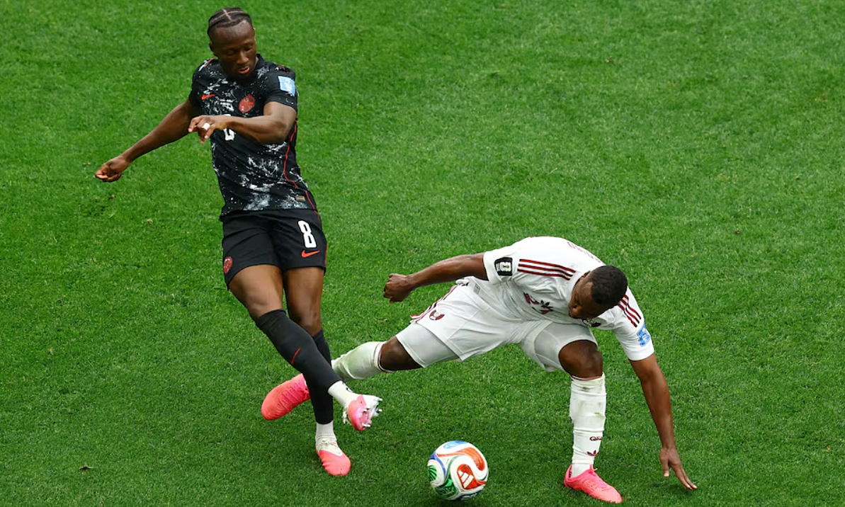 FIFA phạt nặng cầu thủ Qatar làm gãy chân tiền vệ Canada tại World Cup 2026 - hình ảnh - playabc8.com
