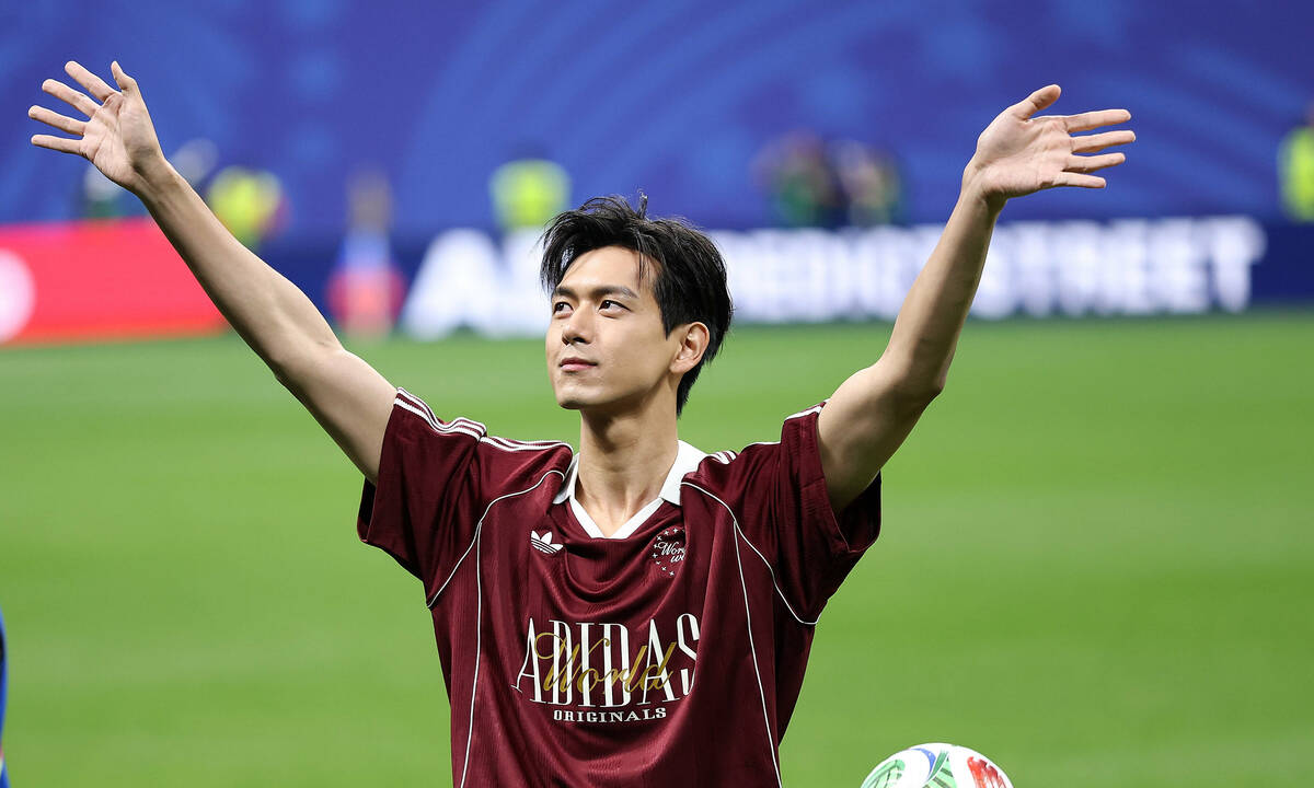Tài tử Lý Hiện gây sốt trên sân bóng World Cup: góc nhìn mới cho người chơi Việt - hình ảnh - playabc8.com Tài tử Lý Hiện gây sốt trên sân bóng World Cup: góc nhìn mới cho người chơi Việt - hình ảnh - playabc8.com