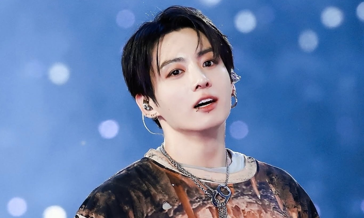 Jungkook diện mốt quần rách của nhà thiết kế Việt trên sân khấu - hình ảnh - playabc8.com Jungkook diện mốt quần rách của nhà thiết kế Việt trên sân khấu - hình ảnh - playabc8.com