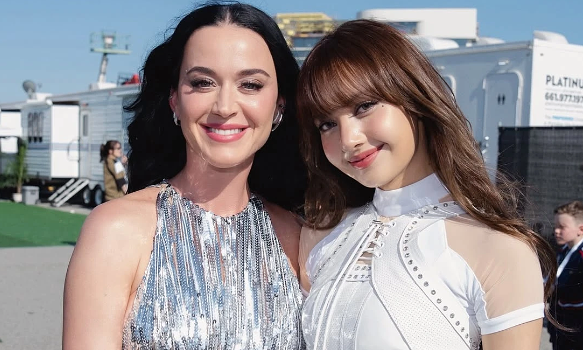 Katy Perry hội ngộ Lisa tại World Cup 2026: Khoảnh khắc sao Hollywood và K-pop làm “nóng” sân khấu khai mạc - hình ảnh - playabc8.com Katy Perry hội ngộ Lisa tại World Cup 2026: Khoảnh khắc sao Hollywood và K-pop làm “nóng” sân khấu khai mạc - hình ảnh - playabc8.com
