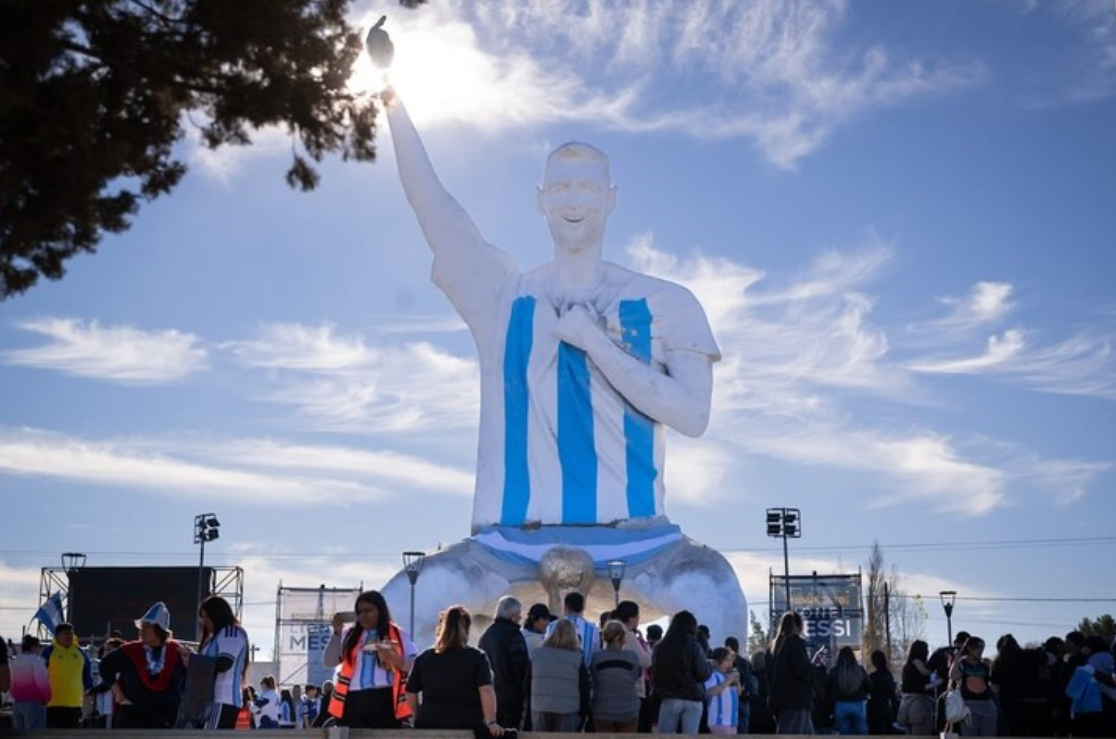 Argentina khánh thành tượng Messi cao 26 mét: góc nhìn mới cho người chơi Việt - hình ảnh - playabc8.com Argentina khánh thành tượng Messi cao 26 mét: góc nhìn mới cho người chơi Việt - hình ảnh - playabc8.com