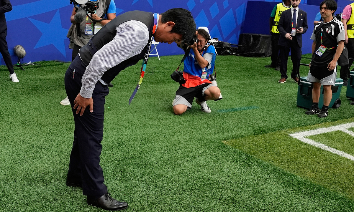 HLV Nhật Bản cúi đầu tri ân khán giả ở World Cup 2026 – Hành động lay động triệu trái tim - hình ảnh - playabc8.com HLV Nhật Bản cúi đầu tri ân khán giả ở World Cup 2026 – Hành động lay động triệu trái tim - hình ảnh - playabc8.com