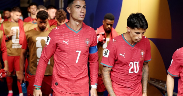 ‘Fan cuồng’ Ronaldo gây bão mạng, công kích đồng đội sau trận hòa Congo - hình ảnh - playabc8.com ‘Fan cuồng’ Ronaldo gây bão mạng, công kích đồng đội sau trận hòa Congo - hình ảnh - playabc8.com