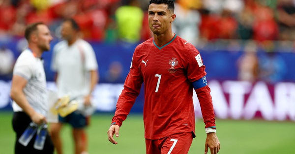 Ronaldo rời sân gây xôn xao, HLV Bồ Đào Nha giải thích: Do chưa quen quy trình World Cup - hình ảnh - playabc8.com