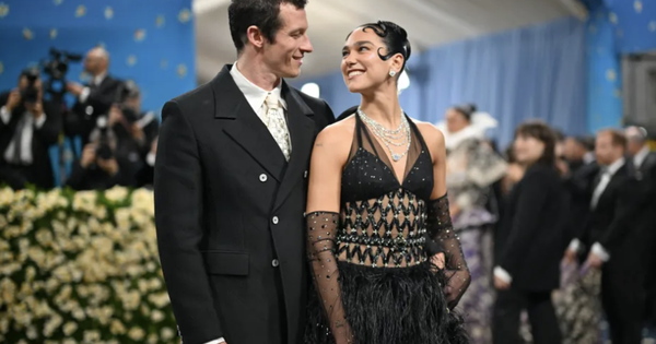 Dua Lipa tổ chức đám cưới bí mật với tài tử sắp thủ vai James Bond - hình ảnh - playabc8.com