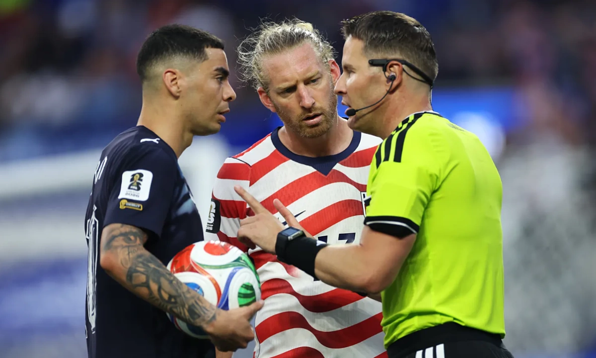 Luật VAR mới giúp thủ quân đội tuyển Mỹ tránh thẻ vàng tại World Cup 2026 - hình ảnh - playabc8.com Luật VAR mới giúp thủ quân đội tuyển Mỹ tránh thẻ vàng tại World Cup 2026 - hình ảnh - playabc8.com