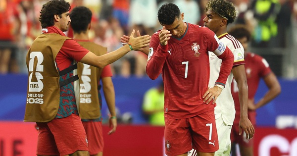 Ibrahimovic chê HLV Martinez không dám hy sinh Ronaldo, khiến Bồ Đào Nha bị loại cay đắng - hình ảnh - playabc8.com Ibrahimovic chê HLV Martinez không dám hy sinh Ronaldo, khiến Bồ Đào Nha bị loại cay đắng - hình ảnh - playabc8.com