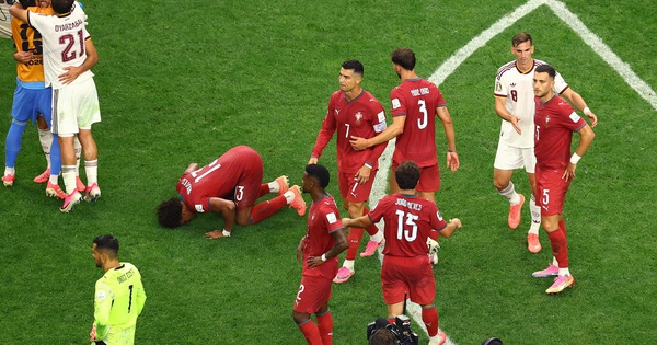 HLV Tây Ban Nha gây sốt với cái ôm Ronaldo: Dấu ấn cảm xúc trước đại chiến Bồ Đào Nha - hình ảnh - playabc8.com HLV Tây Ban Nha gây sốt với cái ôm Ronaldo: Dấu ấn cảm xúc trước đại chiến Bồ Đào Nha - hình ảnh - playabc8.com