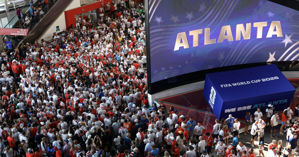 Cơn sốt vòng tay ‘huyền thoại’ tại World Cup 2026: Món quà miễn phí khiến triệu fan cuồng nhiệt - hình ảnh - playabc8.com