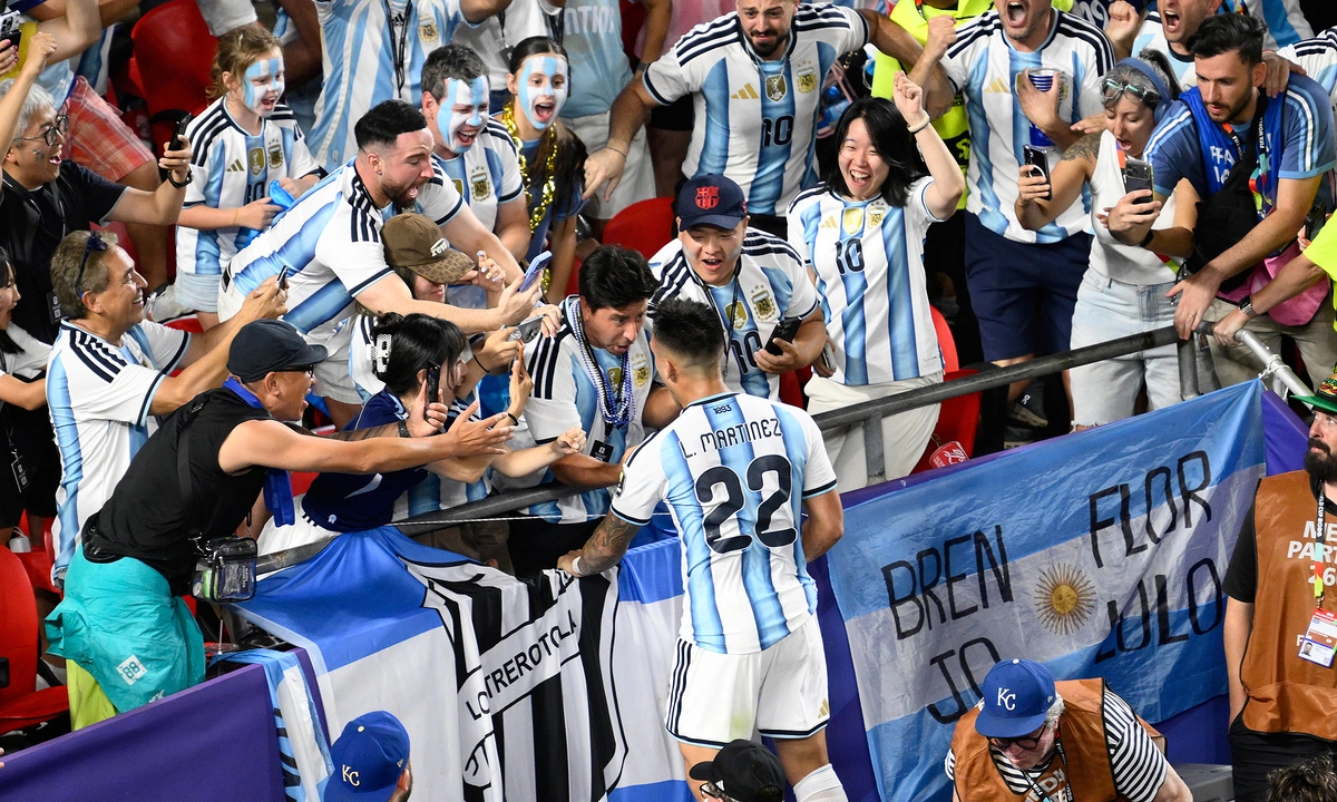 Báo Anh đặt dấu hỏi về việc tiền đạo Argentina thoát thẻ đỏ: góc nhìn mới cho người chơi Việt - hình ảnh - playabc8.com Báo Anh đặt dấu hỏi về việc tiền đạo Argentina thoát thẻ đỏ: góc nhìn mới cho người chơi Việt - hình ảnh - playabc8.com