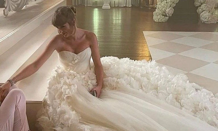 Taylor Swift diện đầm cưới Dior trong hôn lễ với Travis Kelce - hình ảnh - playabc8.com